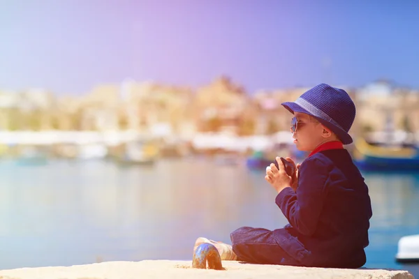 Маленький мальчик фотографирует во время путешествия по Европе, Мальта — стоковое фото