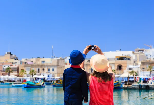 Madre e hijo haciendo selfie mientras viajan en Malta — Foto de Stock