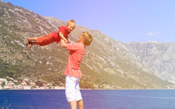 快乐的父亲和儿子玩海度假 — 图库照片