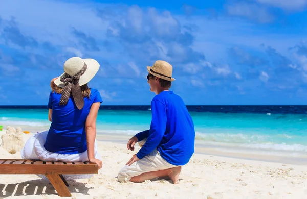 Joven pareja amorosa en la playa tropical — Foto de Stock