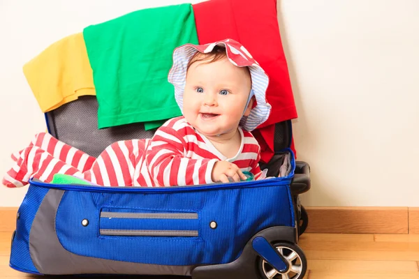 Bonito pequeno bebê menina desfrutar de embalagem, crianças viagens — Fotografia de Stock