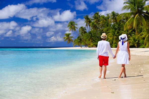 Feliz pareja amorosa caminando en la playa — Foto de Stock