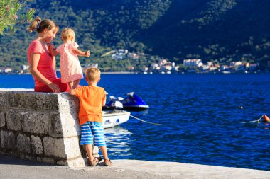 Karadağ'daki deniz tatil çocuklarla anne