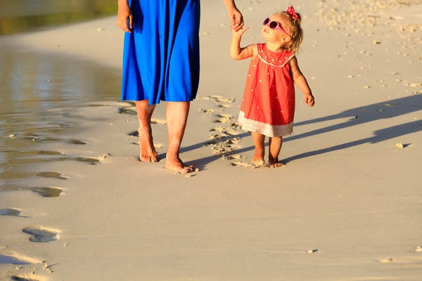 妈妈和小女儿在海滩上散步 — 图库照片