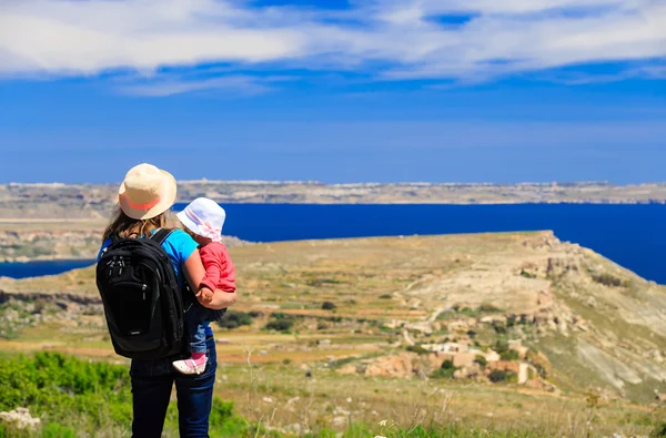 Mãe com pequena filha olhando para as montanhas — Fotografia de Stock