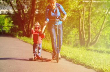 Anne ve küçük kızı şehir scooter