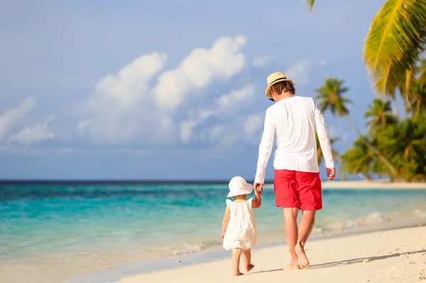 Padre e hija pequeña caminando en la playa —  Fotos de Stock