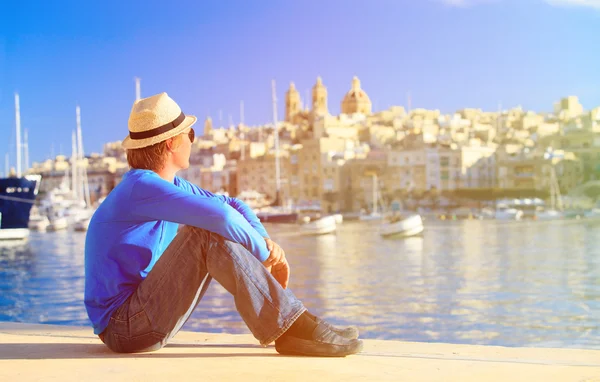 Touriste regardant la ville de La Valette, Malte — Photo