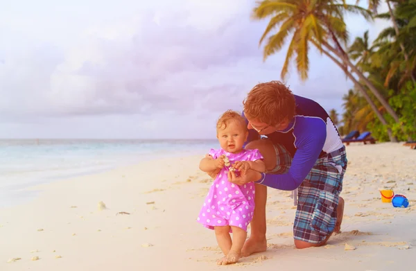 Father and little daughter playing on beach — Stock Photo, Image