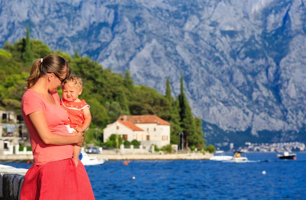 Madre e hija pequeña mirando a Perast, Montenegro — Foto de Stock