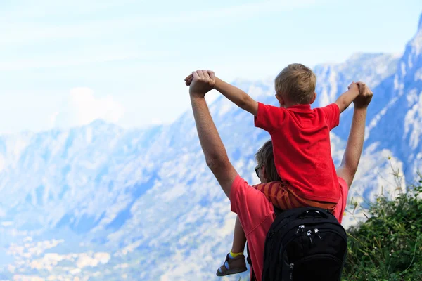 Far och son resa vandring i bergen — Stockfoto