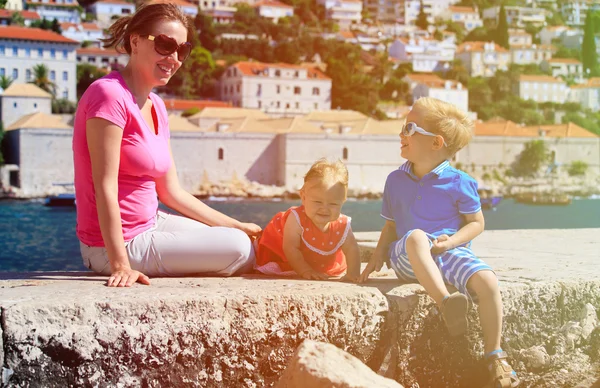 Madre y niños de vacaciones en Europa, Croacia — Foto de Stock