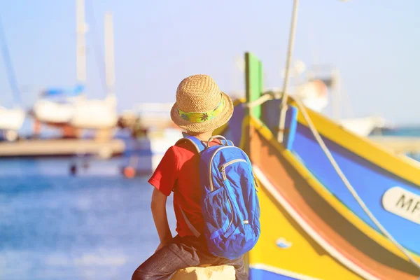 Little boy looking at traditional boats in Malta — Stock Photo, Image