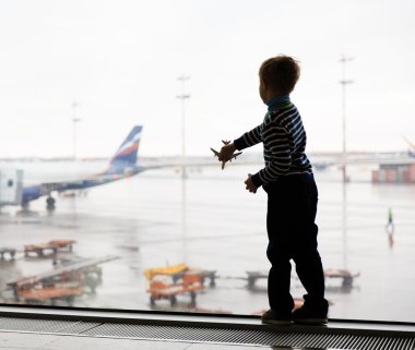 küçük çocuk oyuncak uçak havaalanında ile oynarken