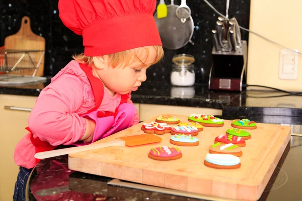 Lilla flickan att göra Påsk cookies i kök — Stockfoto