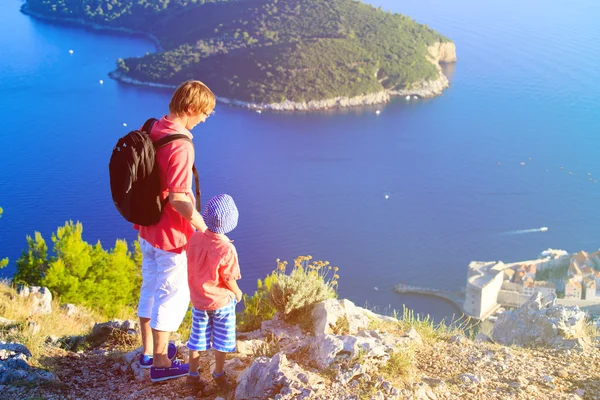 Отец и сын путешествуют по Европе, Хорватия — стоковое фото