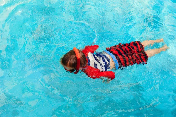 Küçük çocuk havuzda yalnız öğrenir — Stok fotoğraf