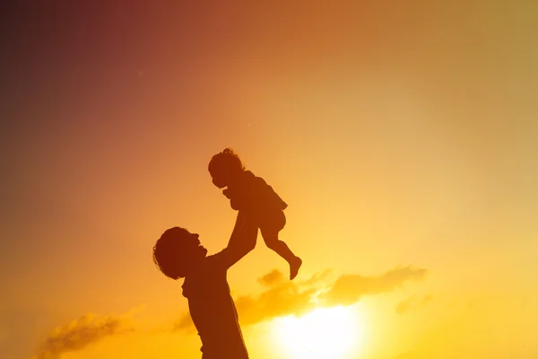 父亲和日落时的小女儿轮廓。 — 图库照片