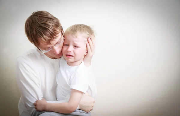 Padre consolando a su pequeño hijo llorando —  Fotos de Stock