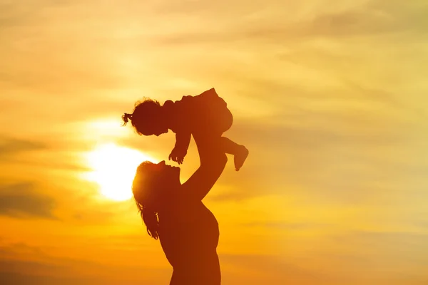 Mutter und kleine Tochter spielen bei Sonnenuntergang — Stockfoto
