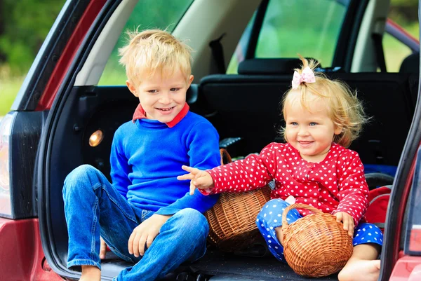 Menino e criança menina viajar de carro — Fotografia de Stock