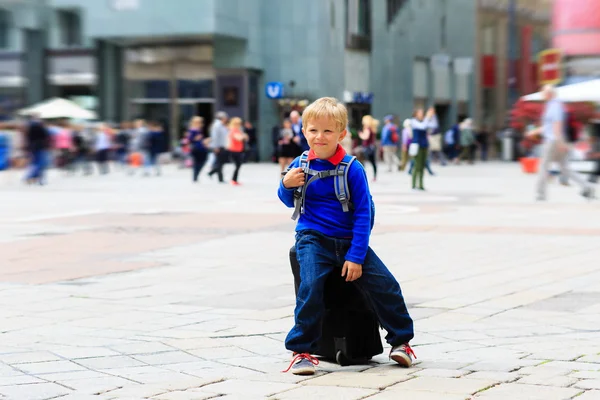 Felice bambino viaggiare nella città d'Europa — Foto Stock