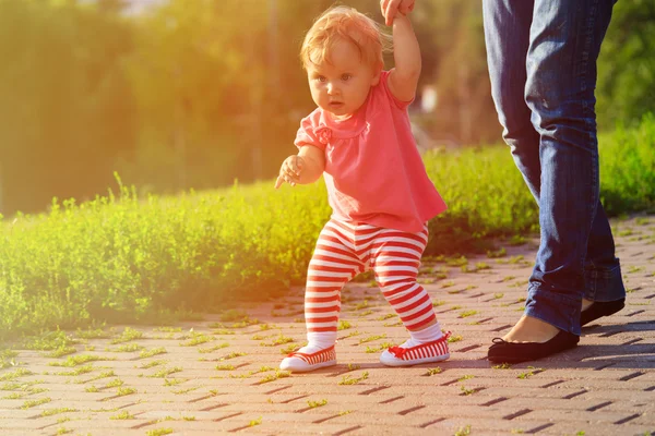 Первые шаги маленькой девочки в летнем парке — стоковое фото