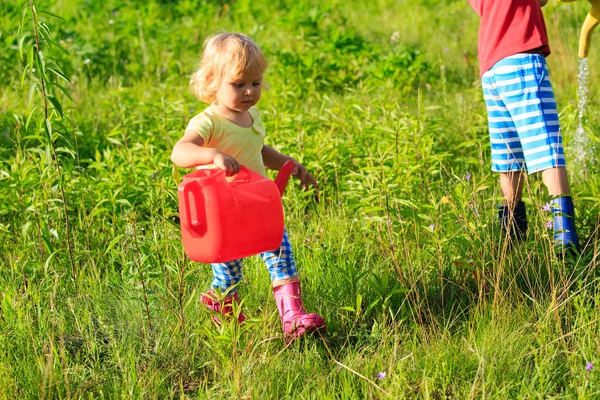 Anak laki-laki dan perempuan bekerja di kebun — Stok Foto