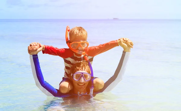 Happy father and son snorkeling on beach — Stock Photo, Image