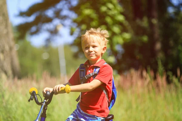 Kleiner Junge fährt im Sommer mit dem Fahrrad — Stockfoto