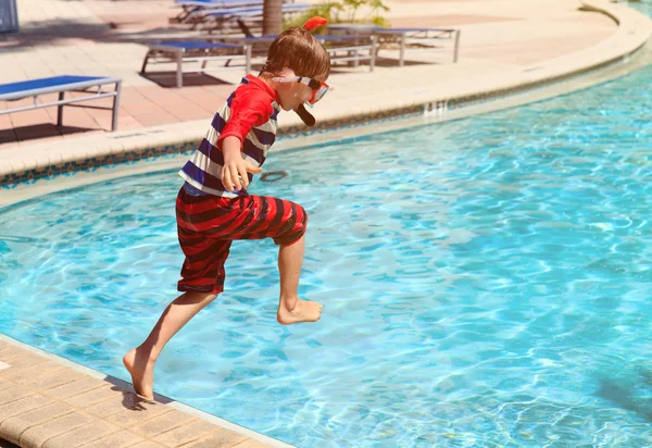 Kleiner Junge springt ins Schwimmbad — Stockfoto