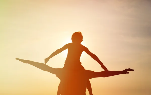 Père et fils s'amusent au coucher du soleil — Photo