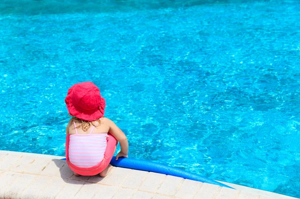 Malá holčička připraven skočit do bazénu nudle — Stock fotografie