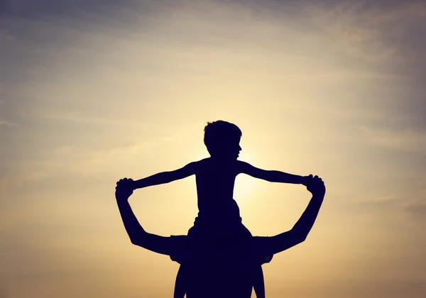 Père et fils s'amusent au coucher du soleil — Photo