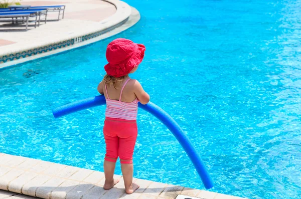 Kleines Mädchen bereit, mit Nudel in den Pool zu springen — Stockfoto