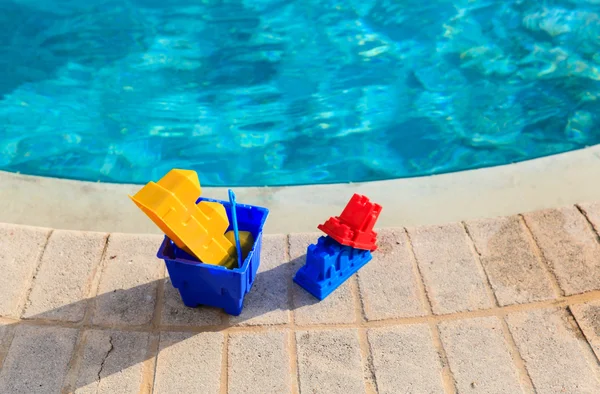 Giocattoli per bambini in località balneare vicino alla piscina — Foto Stock