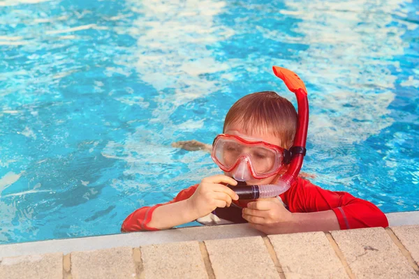 Little boy swimming with mask in outdoor pool — Stock Photo, Image