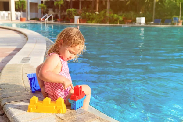 Nettes kleines Mädchen spielt im Schwimmbad am Strand — Stockfoto