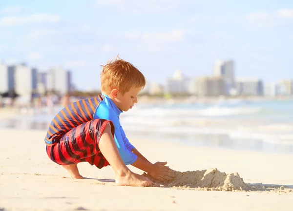 Little boy play with sand on summer beach — Stock Photo, Image