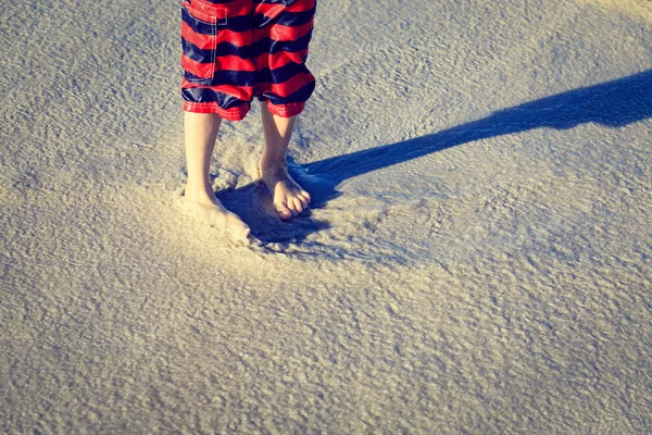 Piedi di un bambino sulla spiaggia di sabbia — Foto Stock