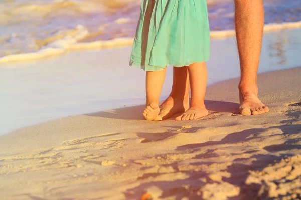 父亲和海滩上的小女儿脚的特写 — 图库照片