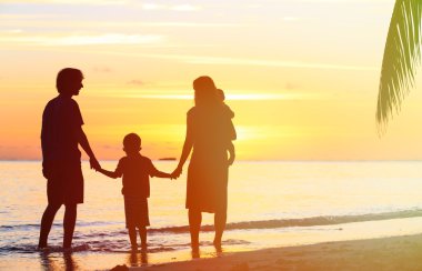 gün batımında iki çocuklu mutlu aile