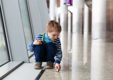küçük çocuk oyuncak uçak havaalanında ile oynarken