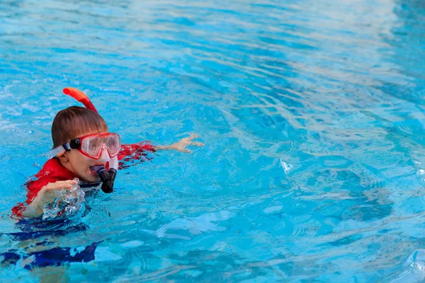 Kleiner Junge lernt allein im Pool schwimmen — Stockfoto