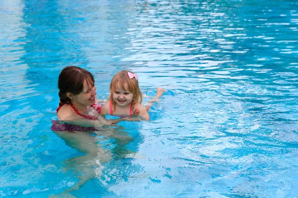 Mother teaching little daughter to swim — Stock Photo, Image