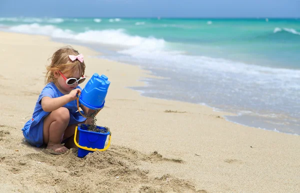 Bambina giocare con la sabbia sulla spiaggia — Foto Stock