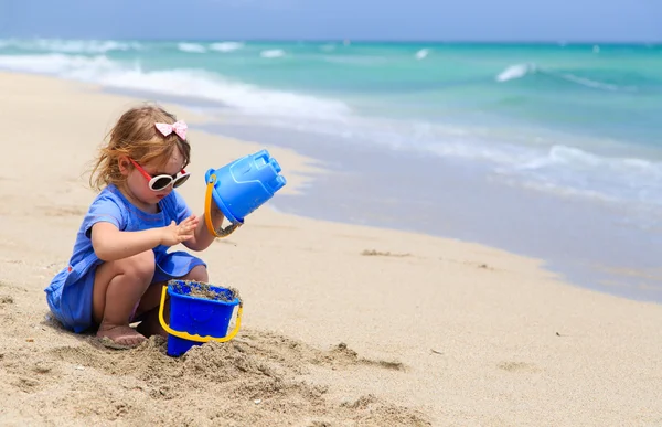 小女孩在沙滩上玩沙 — 图库照片