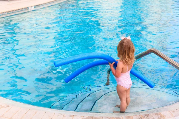 Kleines Mädchen bereit, mit Nudel in den Pool zu springen — Stockfoto