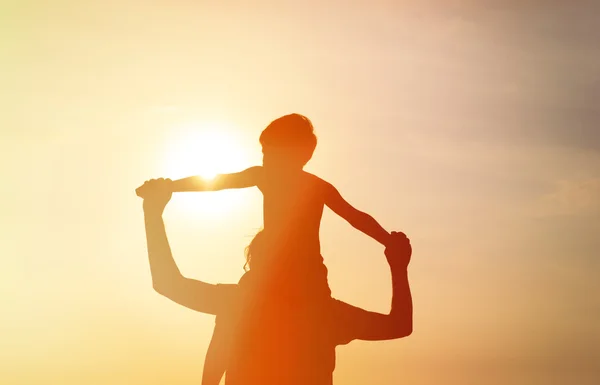 Батько і син розважаються на заході сонця — стокове фото