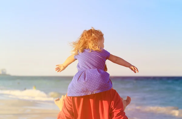 Отец и маленькая дочь на плечах играют на небе — стоковое фото